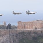 Εντυπωσιακές διελεύσεις πολεμικών αεροπλάνων στην παρέλαση (vid)