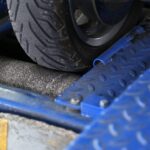 Αγοράζουν μεταχειρισμένα ελαστικά για «οικονομία» (vid)