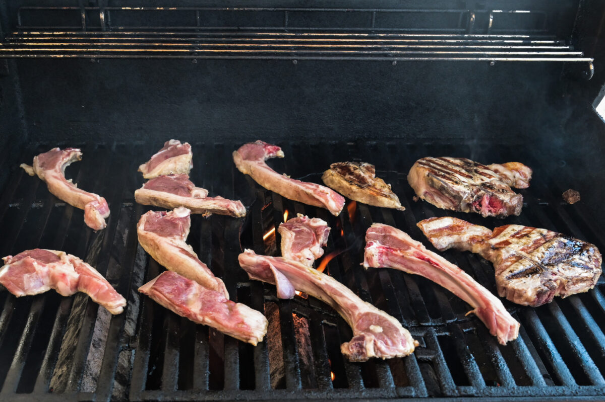 «Οδηγός» για το Πάσχα: Οι «χρυσοί κανόνες» και οι «παγίδες» για αρνί, αυγά και κοκορέτσι