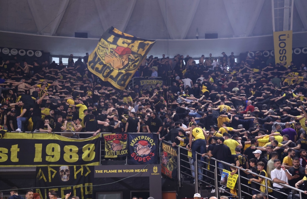 “Κίτρινος Θεός”, το Παλέ στο… πόδι και γυρισμένες πλάτες! (vid)