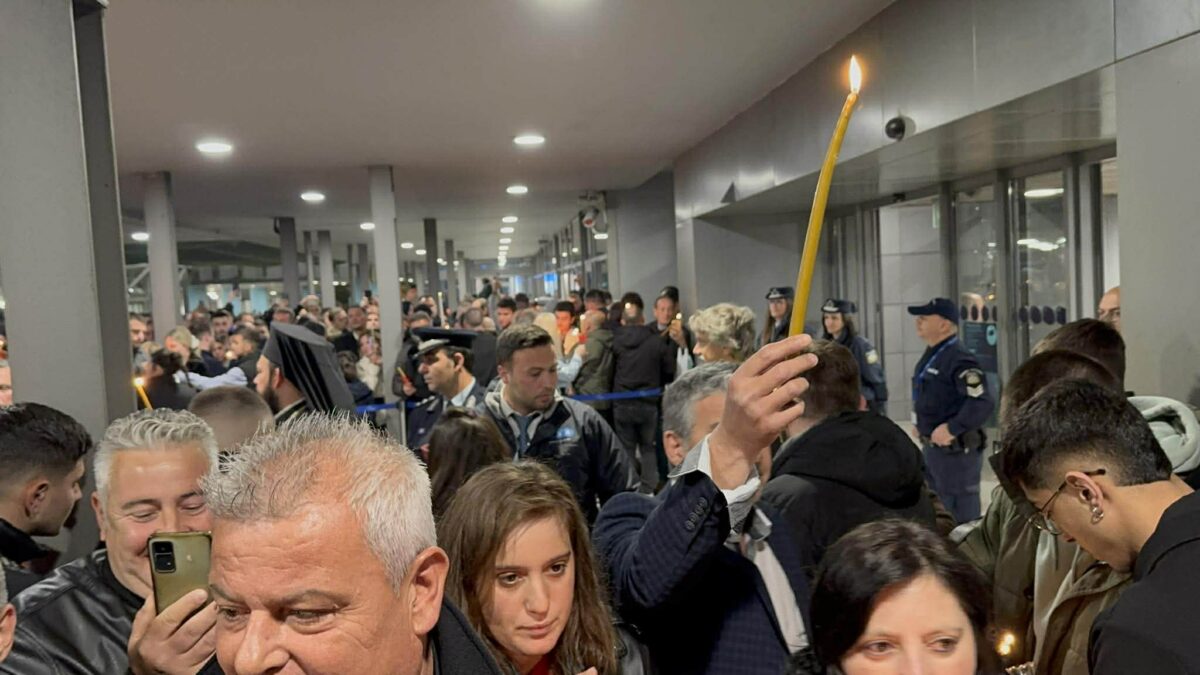 Έφτασε στη Θεσσαλονίκη το Άγιο Φως (pics + vid)