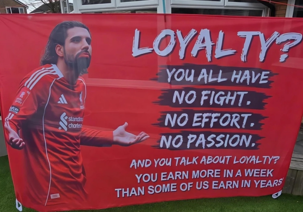 Πανό από οπαδούς της Λίβερπουλ: «Παλέψτε! Βγάζετε σε μια βδομάδα, όσα εμείς σε χρόνια»