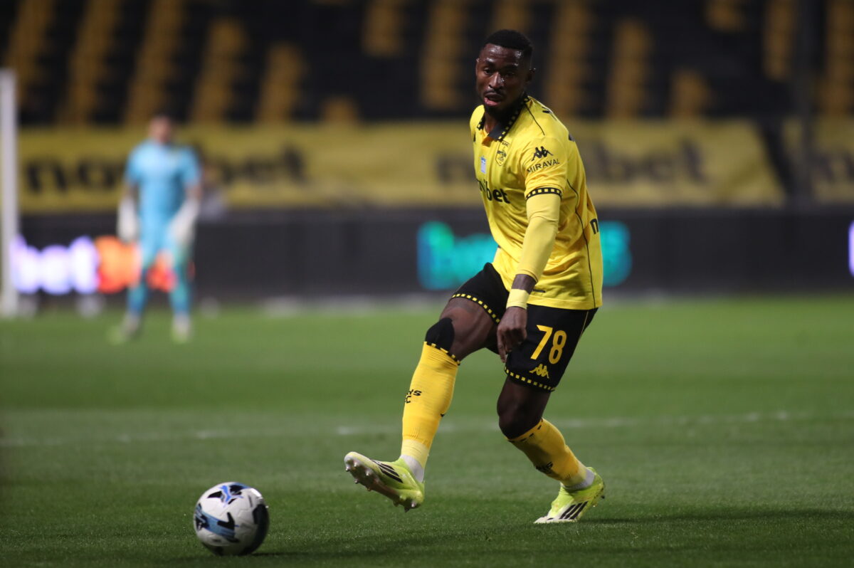 Τα δεμένα χέρια στο κέντρο…