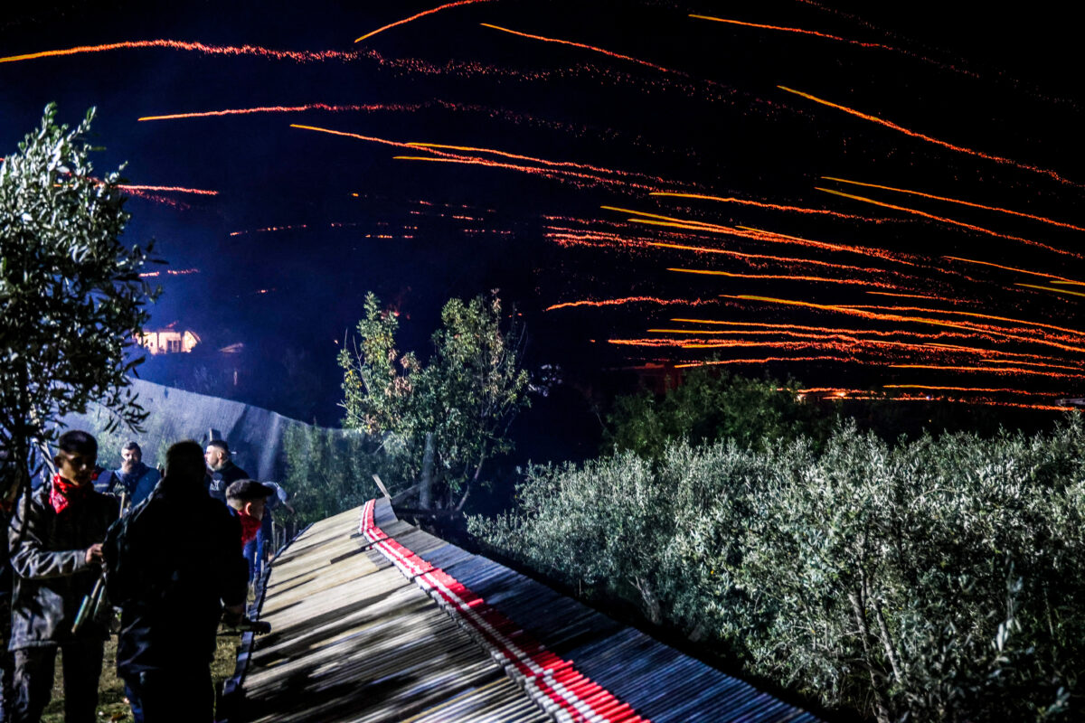 Εντυπωσίασε και φέτος ο ρουκετοπόλεμος στον Βροντάδο Χίου (vids)