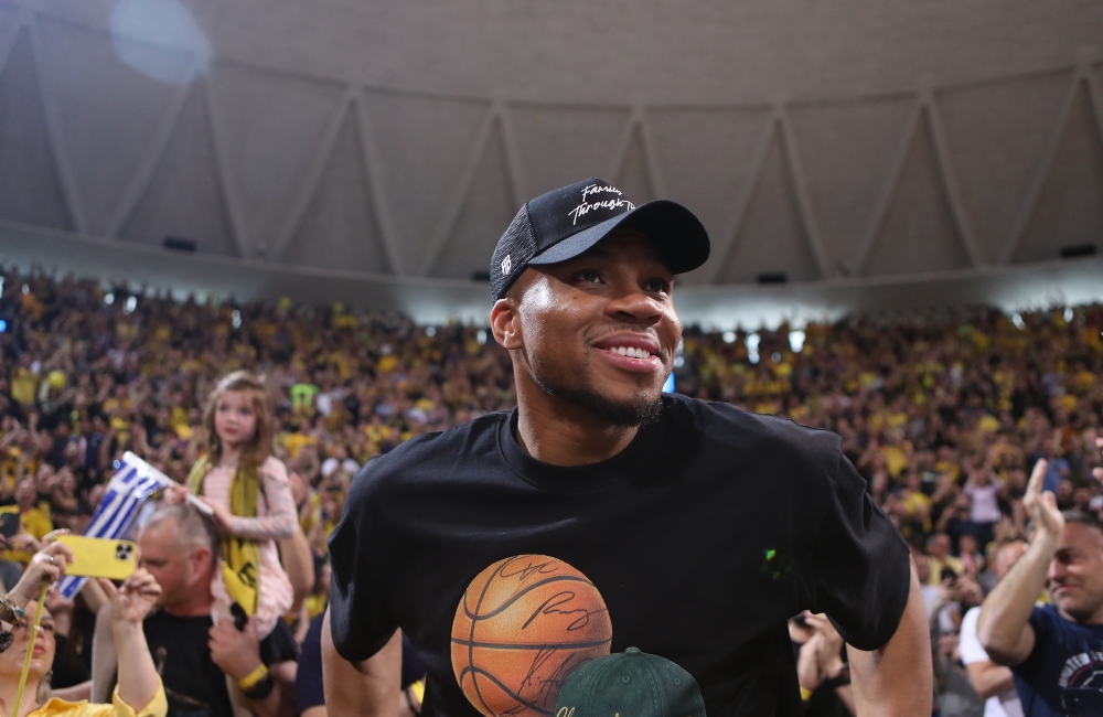 ΤΡΕΛΑ για τους Αντετοκούνμπο στο Παλέ! (vid)