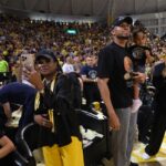 Τα κασκόλ και η…μαμά Αντετοκούμπο να τραβάει βίντεο! (vid)