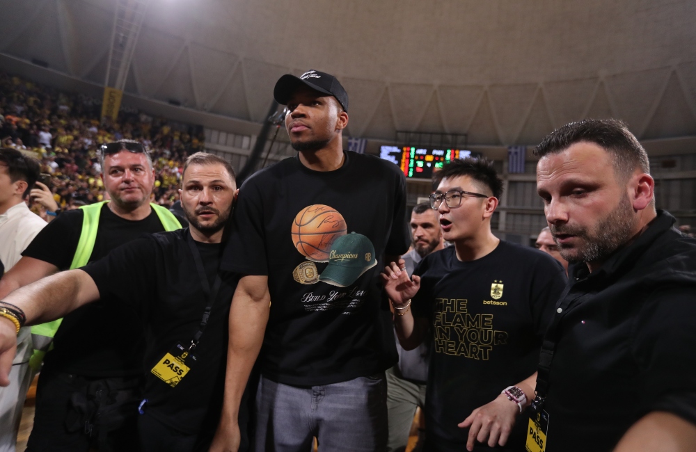 Χαμός και στην αποχώρηση του Γιάννη! (vid)