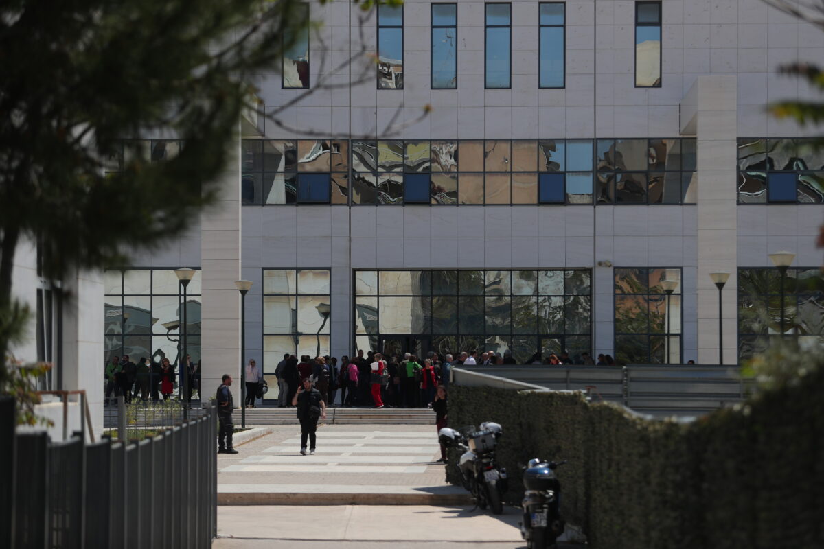 Στη ΓΑΔΑ ο 89χρονος που σκόρπισε τον τρόμο σε ΕΦΚΑ και Εφετείο – Το χρονικό και τα κίνητρα