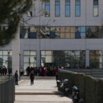Στη ΓΑΔΑ ο 89χρονος που σκόρπισε τον τρόμο σε ΕΦΚΑ και Εφετείο – Το χρονικό και τα κίνητρα