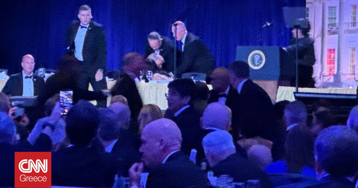 Η στιγμή που μυστικοί πράκτορες απομακρύνουν τον Τραμπ μετά τους πυροβολισμούς (vid)