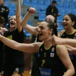 Οι πανηγυρισμοί των κοριτσιών με τον κόσμο και στα αποδυτήρια! (vids)