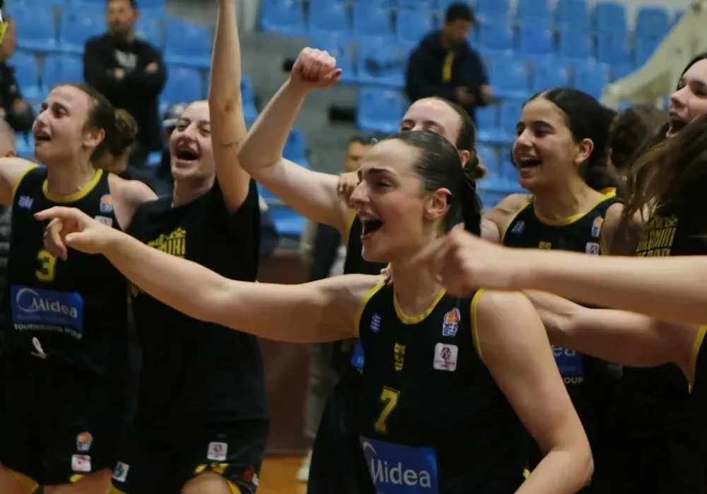 Οι πανηγυρισμοί των κοριτσιών με τον κόσμο και στα αποδυτήρια! (vids)