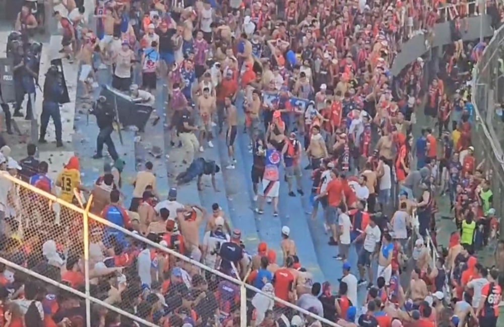 Αδιανόητο ξύλο στο Ολίμπια – Σέρο Πορτένιο: Οπαδοί πήραν στο κυνήγι αστυνομικούς (vid)