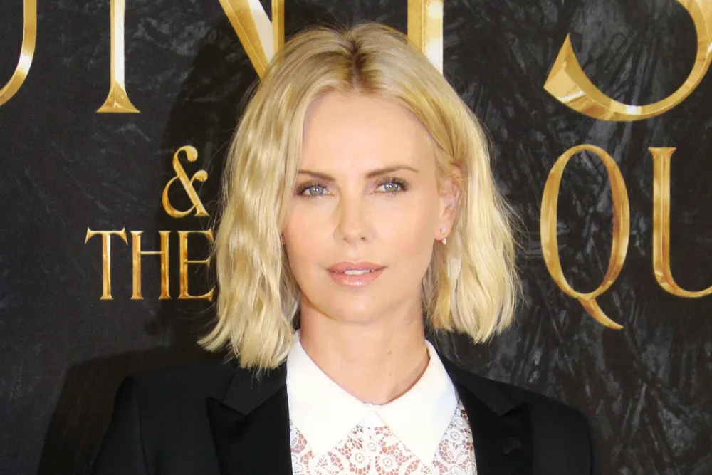 Συγκλόνισε η Σαρλίζ Θερόν για τη νύχτα που η μητέρα της σκότωσε τον πατέρα της (vid)