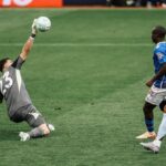 Το απόλυτο θρίλερ: Η μυθική επέμβαση του Μαρτίνες στο 92’ πριν το γκολ του Έιμπραχαμ για το 4-3 της Άστον Βίλα