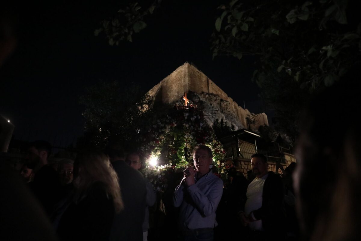 Eικόνες από την περιφορά των Επιταφίων σε Αθήνα, Πειραιά και Θεσσαλονίκη (vid)