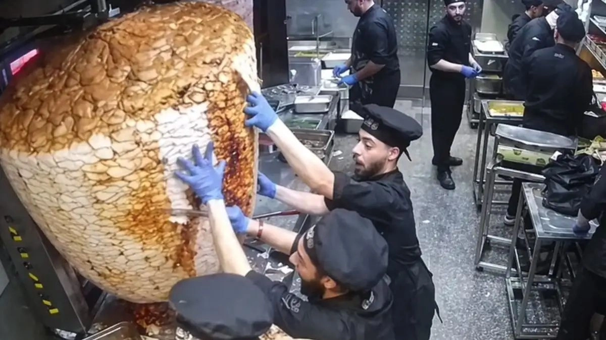 Τεράστιος γύρος πήγε να καταπλακώσει υπαλλήλους! (vid)