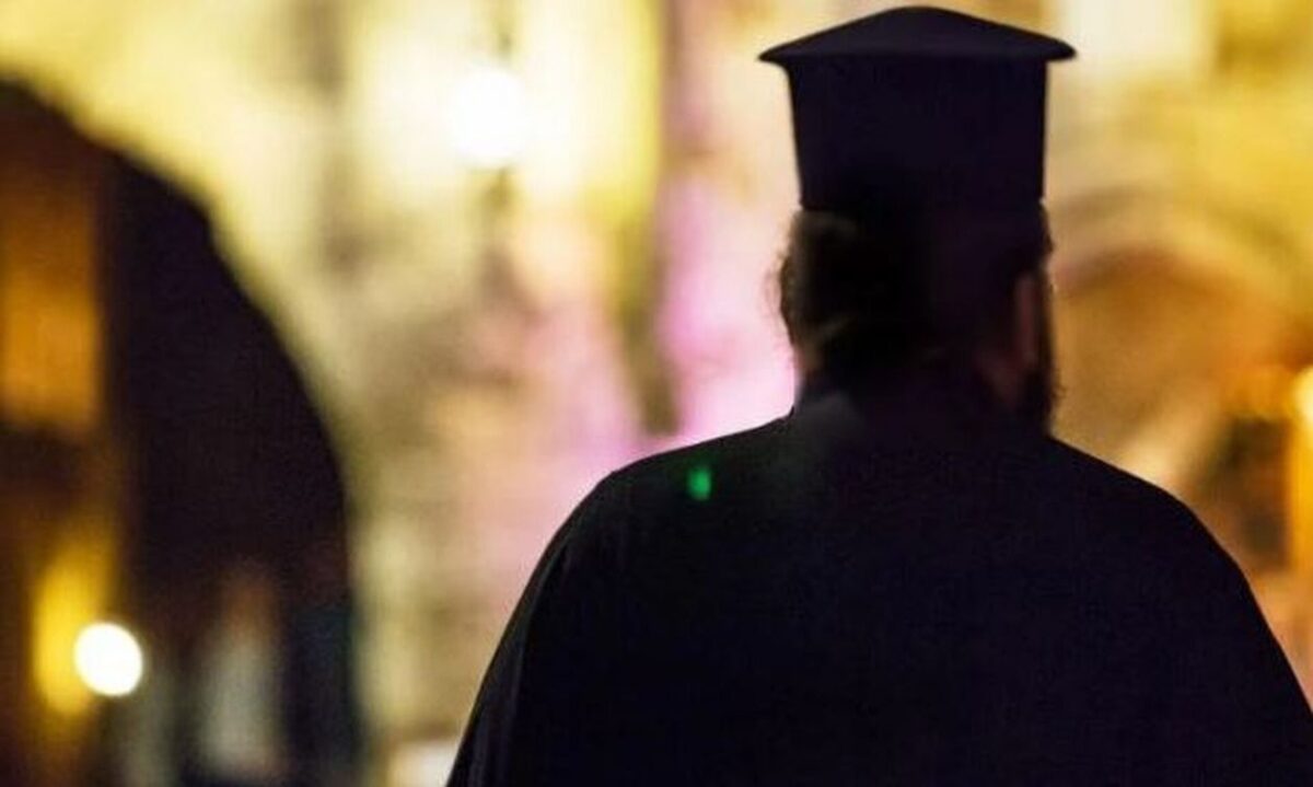 Ιερέας δεν έλεγε το “Χριστός Aνέστη” λόγω των πυροτεχνημάτων (vid)