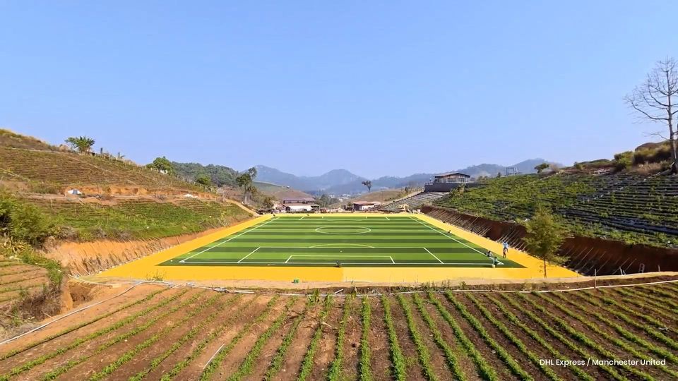 Η Μάντσεστερ Γιουνάιτεντ έκανε γήπεδο σε χωριό της Ταϊλάνδης (vid)