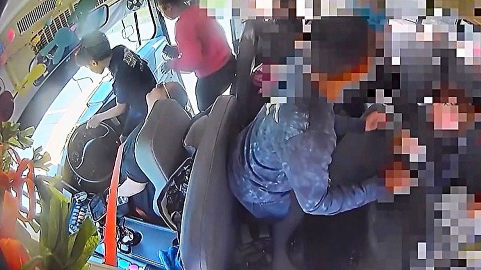 Παιδιά ήρωες σώζουν την ζωή της οδηγού του σχολικού τους (vid)