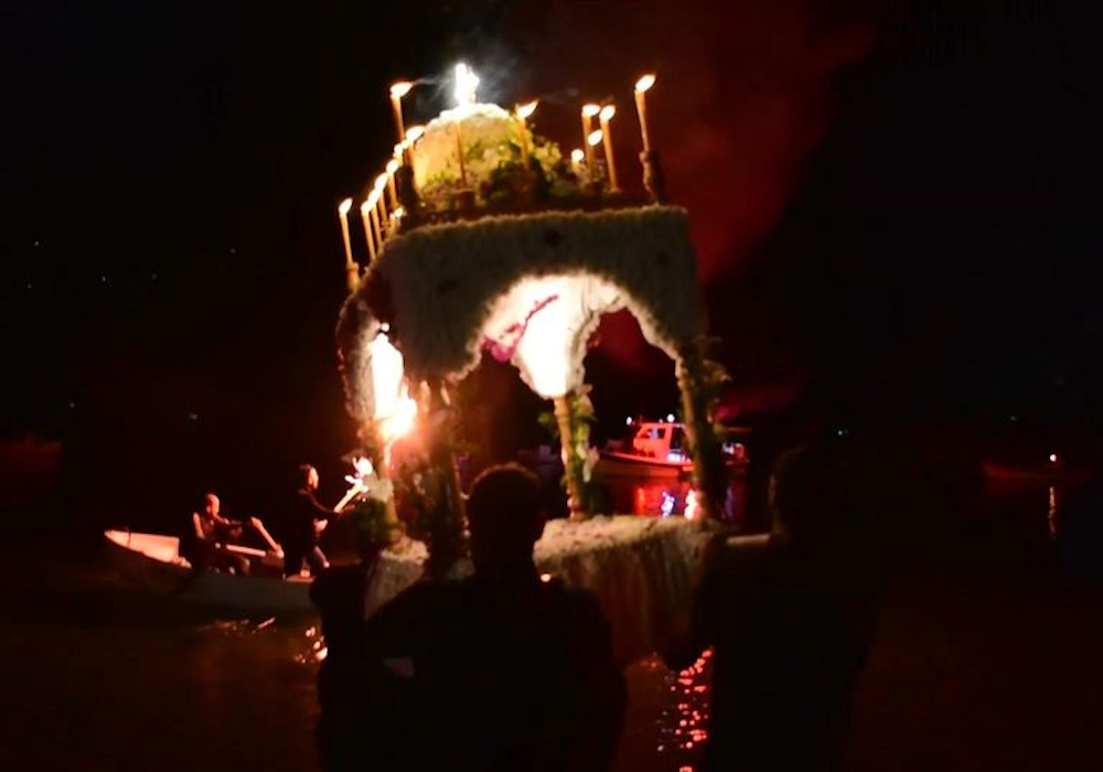 Η ξεχωριστή Περιφορά του Επιταφίου μέσα στη θάλασσα, στο Τολό Αργολίδας (vid)