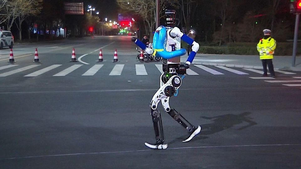 Ρομπότ δοκιμάστηκαν για πρώτη φορά σε ημιμαραθώνιο στο Πεκίνο (vid)
