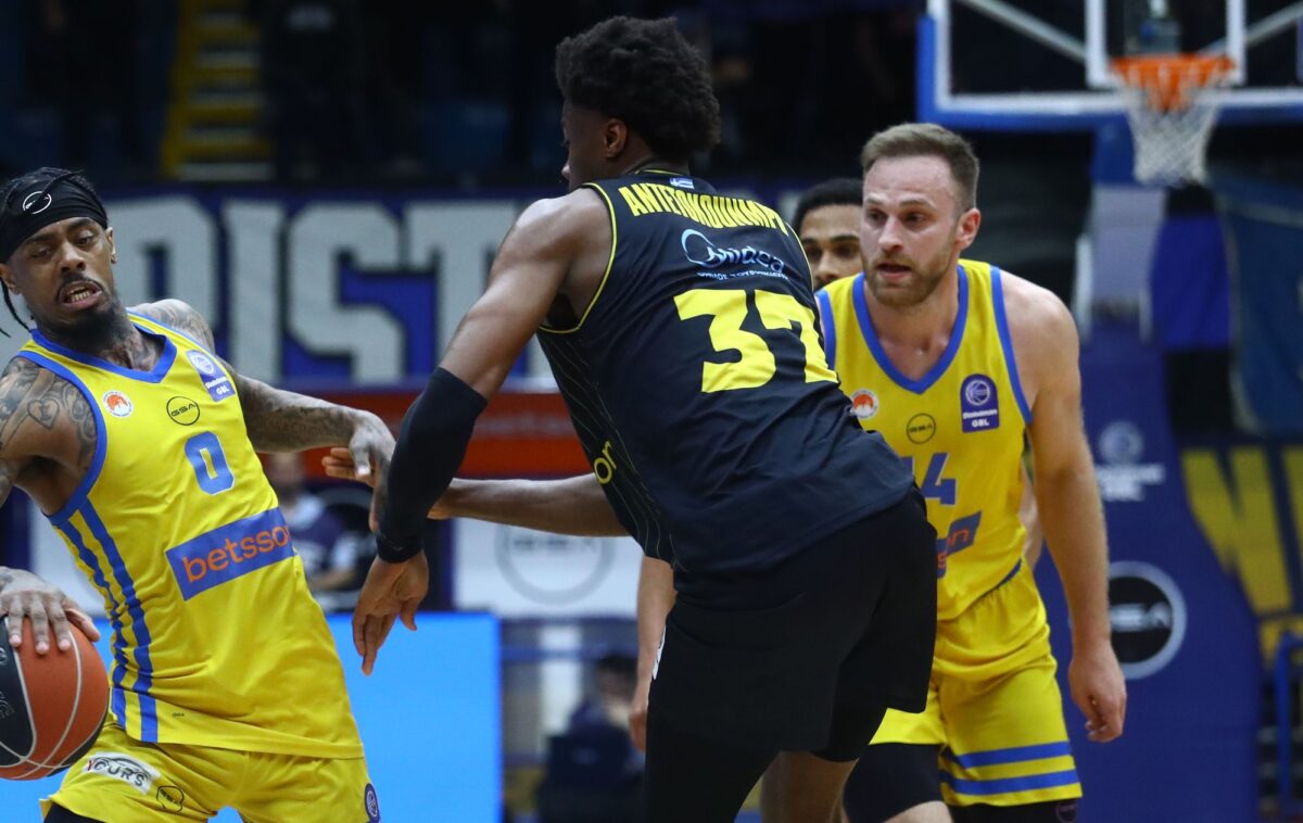 Εκκωφαντική τάπα του Αντετοκούνμπο στον Πέιν (vid)