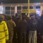 Λαϊκά δικαστήρια έξω από το γήπεδο της Λέστερ: «Παίρνει 90.000 την εβδομάδα και μας τη λέει από πάνω…»
