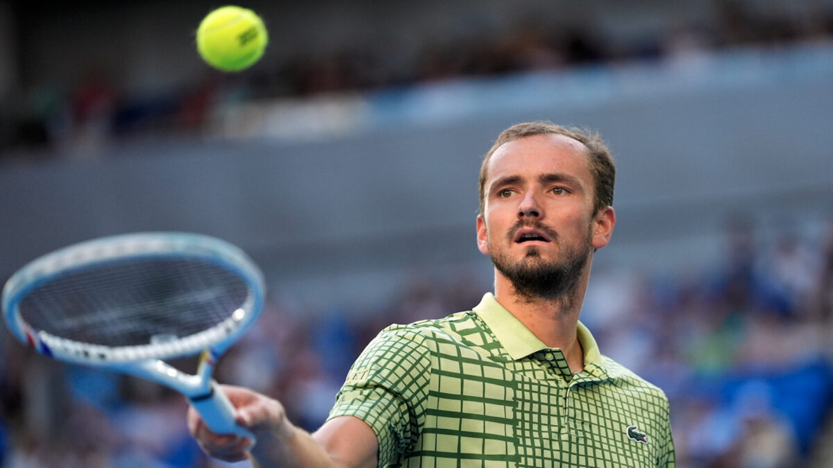 Ο Μεντβέντεφ ηττήθηκε και… διέλυσε την ρακέτα του (vid)