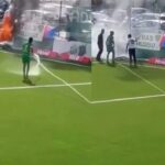 Ελβετία: Απίθανη σκηνή… παίκτης έσβηνε φωτιά με μάνικα εν ώρα αγώνα