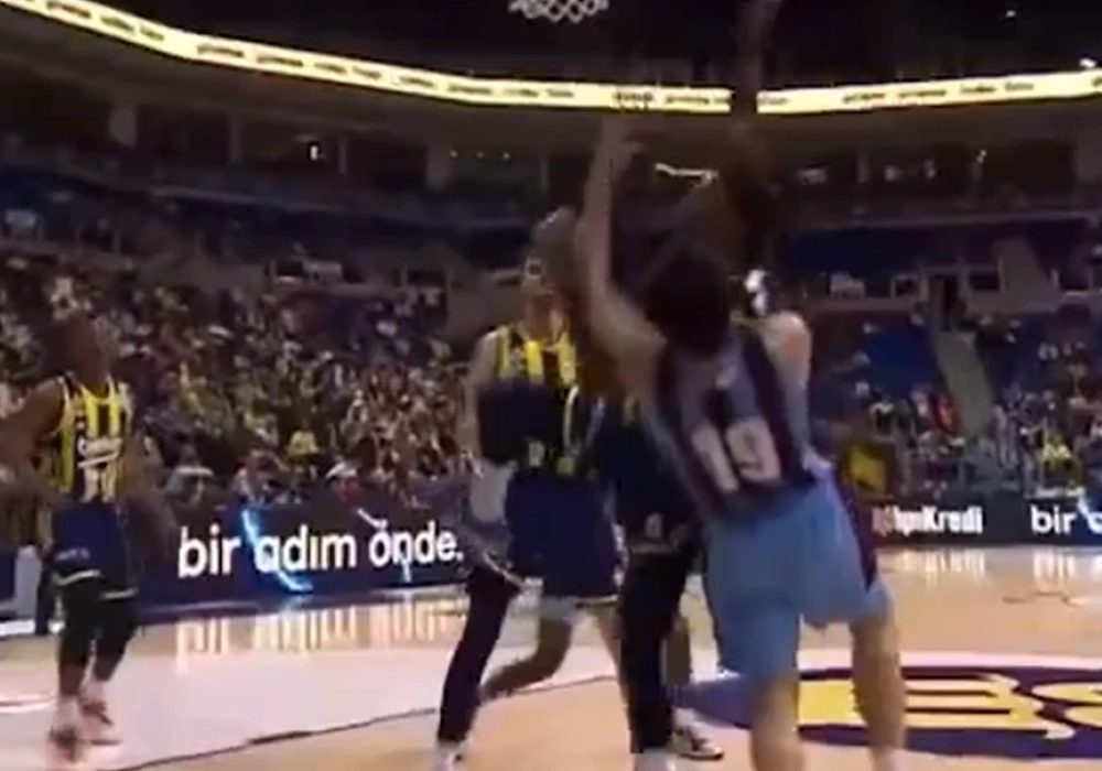 Τραυματίστηκε άσχημα ο Κρις Σίλβα από αντιαθλητικό φάουλ (vid)