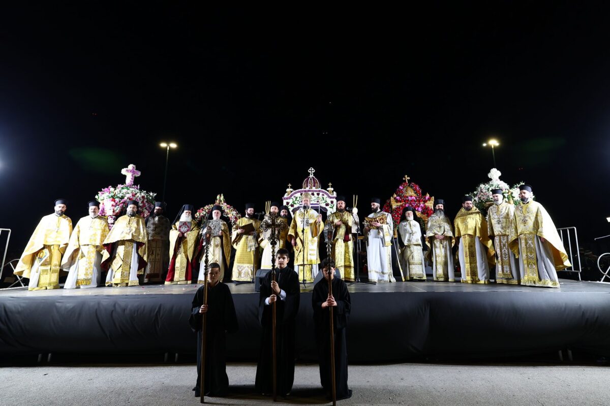 Θεσσαλονίκη: Μέγα πλήθος και συγκίνηση στην συνάντηση των πέντε επιταφίων