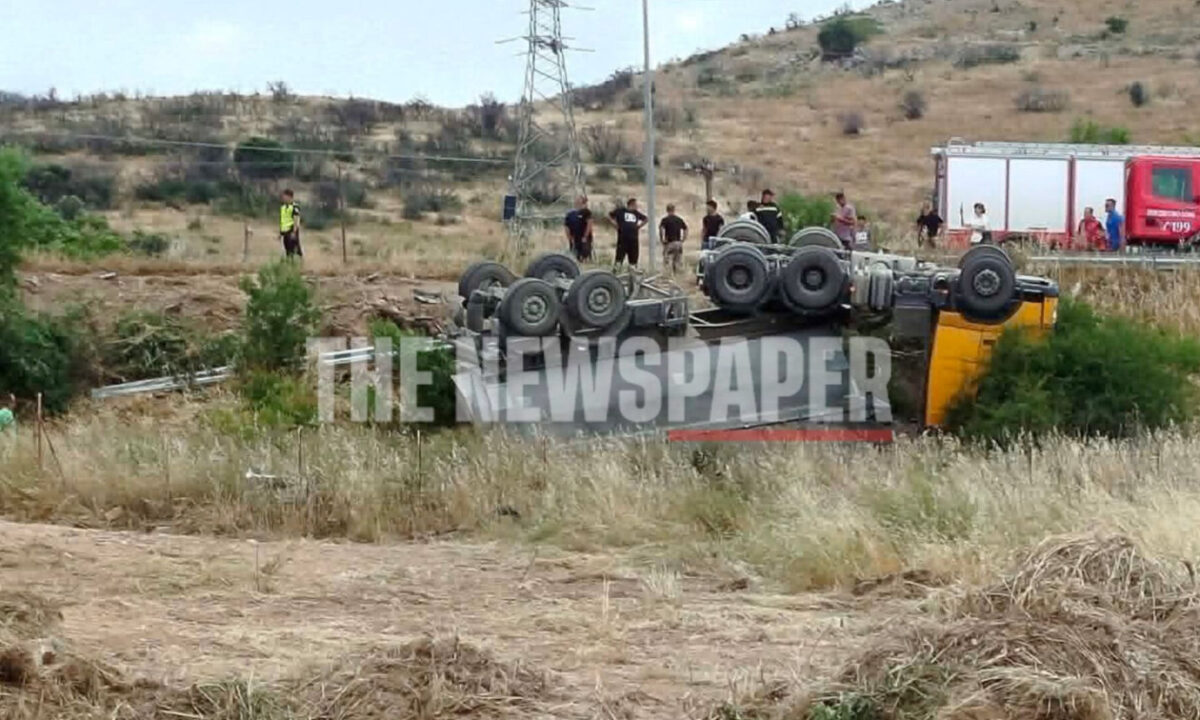 Αναποδογύρισε φορτηγό έξω από τον Βόλο – Επιχείρηση απεγκλωβισμού του οδηγού