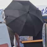 Emily in Paris… στη Μύκονο: Πίσω από μαύρες ομπρέλες η πρωταγωνίστρια για να αποφύγει τους παπαράτσι