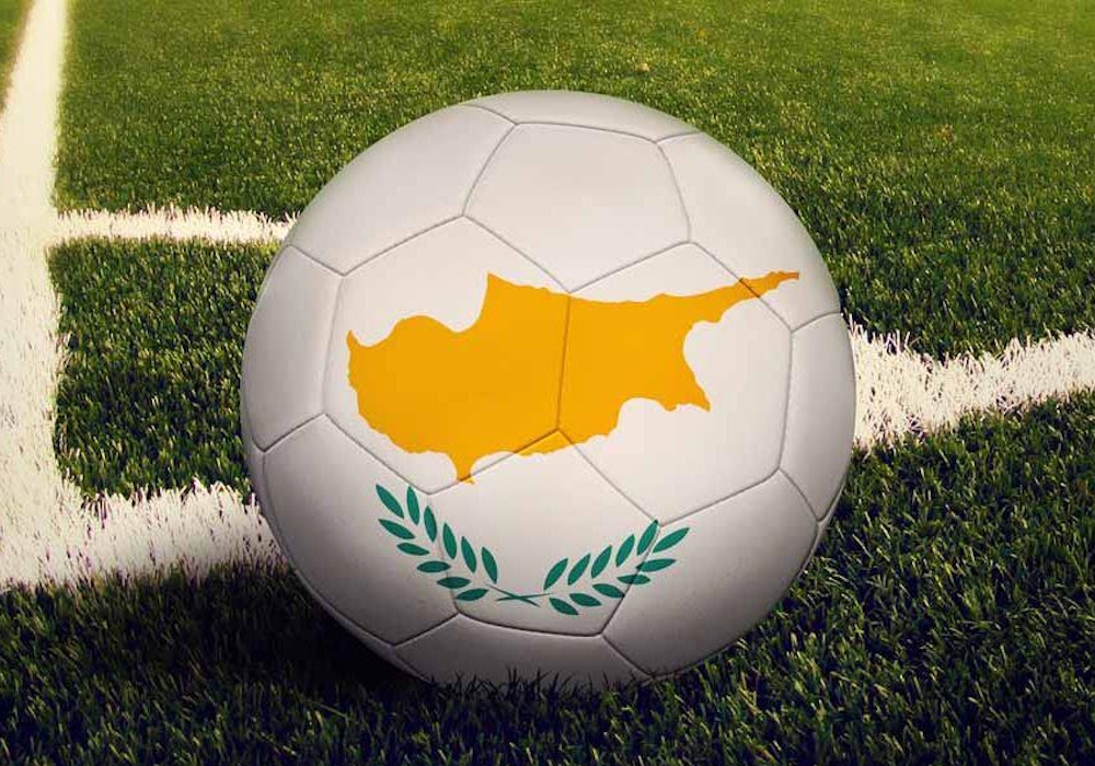 Υποψήφιος βουλευτής εισέβαλε στο γήπεδο και έδωσε γροθιά στον βοηθό διαιτητή στη Κύπρο (vid)