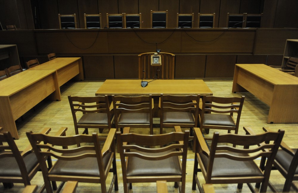 Στο εδώλιο διευθυντής γυμνασίου που κατηγορείται ότι βίασε ανήλικη μαθήτριά του