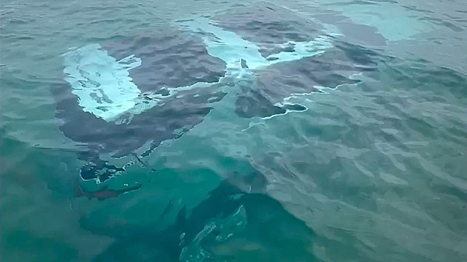 Παλίρροια… κατάπιε ολόκληρο τζιπάκι (vid)