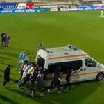 Απίθανα πράγματα στη Ρουμανία: Ασθενοφόρο κόλλησε στο γήπεδο… και το έσπρωχναν οι παίκτες (vid)!