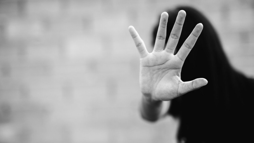 «Σταμάτησα να μετράω στους 487» – Tραπεζίτης εξέδιδε τηv σύντροφό του