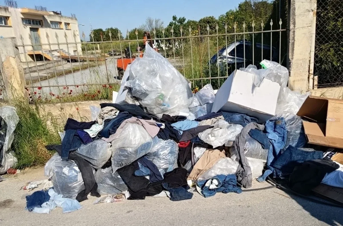Θεσσαλονίκη: Πρόστιμο 500 ευρώ σε πολίτη που πέταξε 200 κιλά ρούχα δίπλα σε κάδο απορριμμάτων!