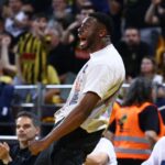 To “έζησε” έντονα ο Θανάσης Αντετοκούνμπο! (pic+vid)