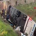 Ανατροπή λεωφορείου με νεκρούς και τραυματίες στην Τουρκία