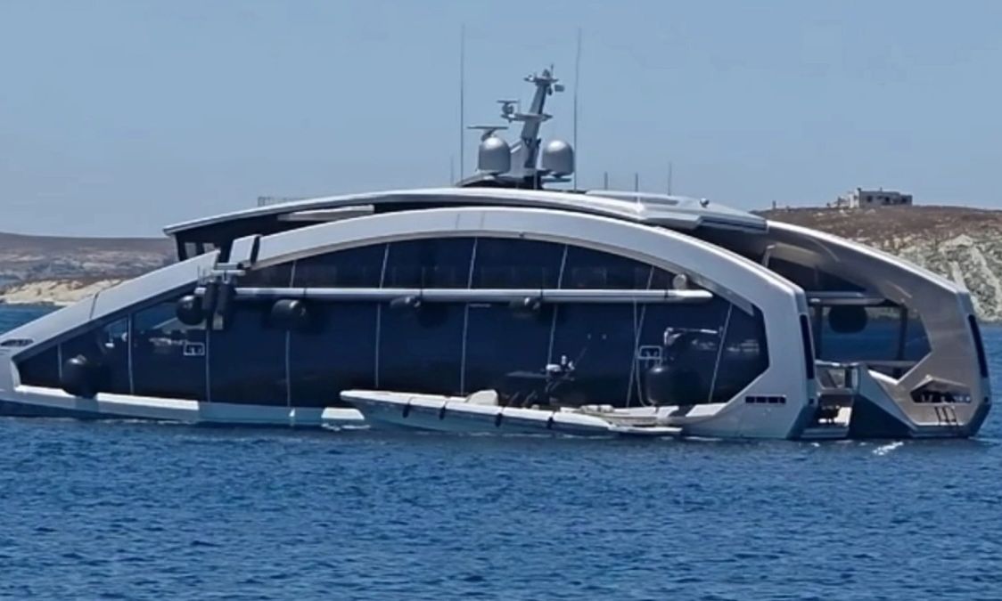 Το φουτουριστικό superyacht των 46 εκατ. που μαγνητίζει τα βλέμματα στη Μύκονο (vid)