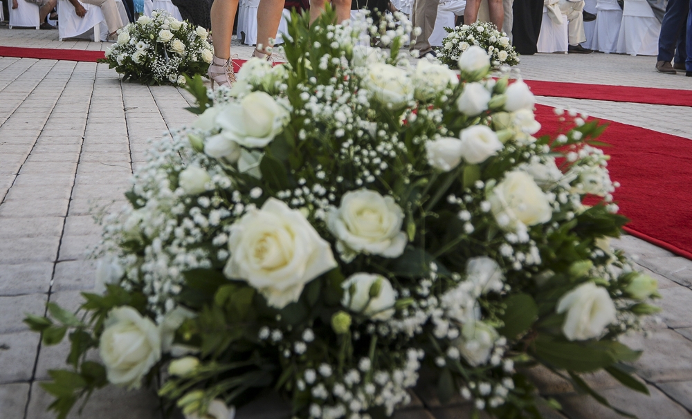 Γαμπρός κλείστηκε στο ασανσέρ και… έστησε τη νύφη! (vid)