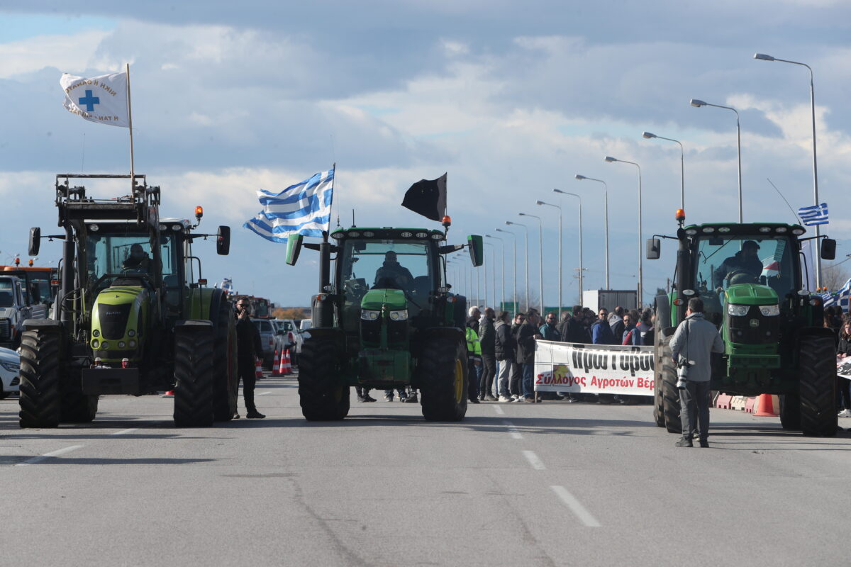 Θεσσαλονίκη: Στους δρόμους ξανά οι αγρότες, φραγμός της ΕΛΑΣ στα Μάλγαρα