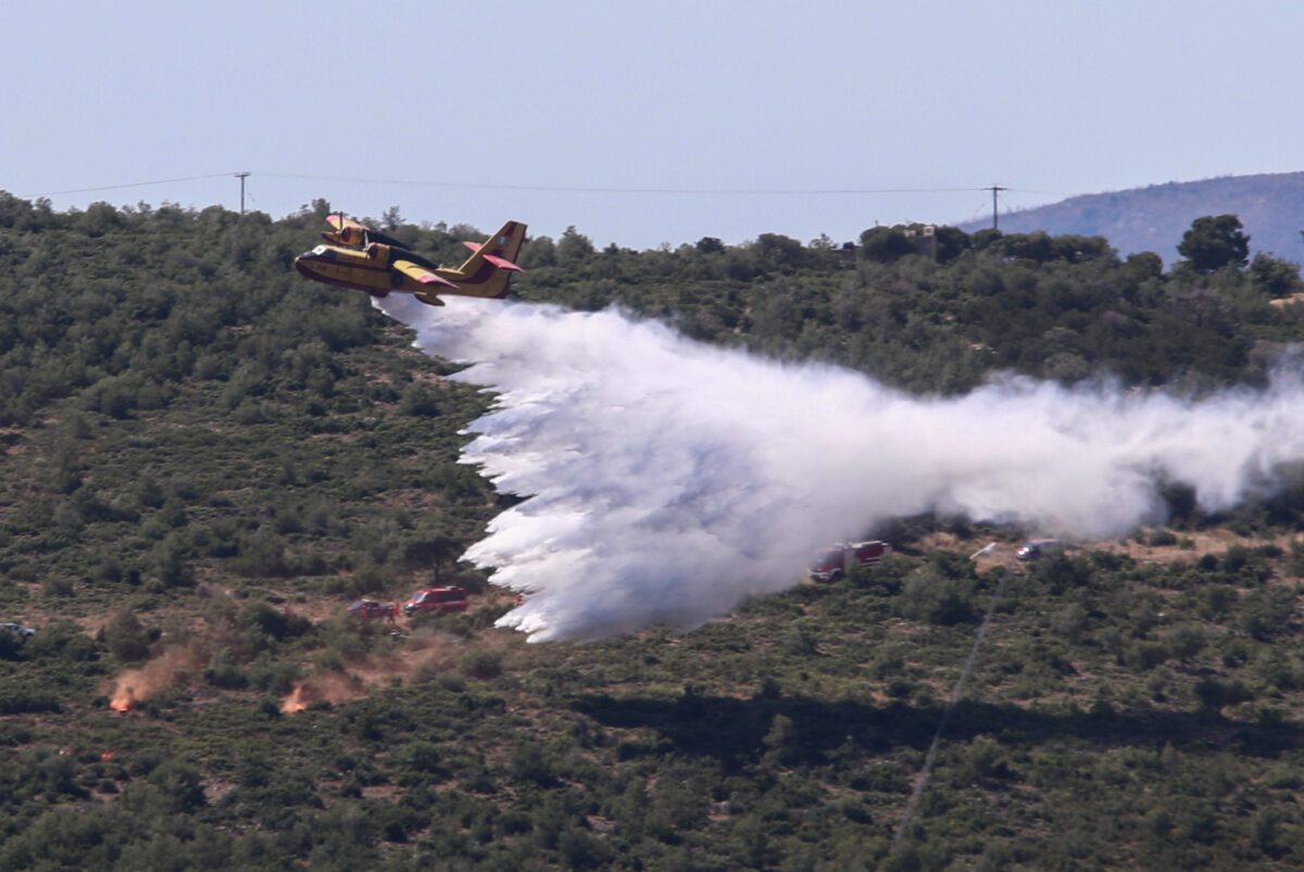 Θεσσαλονίκη: Πέντε εναέρια μέσα στη μάχη με τις φλόγες στο Δερβένι, ενισχύθηκαν οι επίγειες δυνάμεις