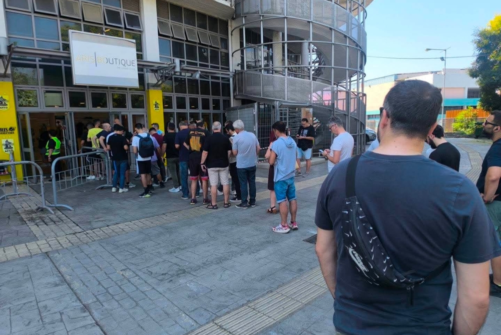 Ουρές στη μπουτίκ της ΚΑΕ ΑΡΗΣ για ανανεώσεις των εισιτηρίων διαρκείας