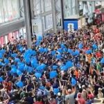Μουντιάλ: Με τις… περίφημες μπλε σακούλες σκουπιδιών στα χέρια οι Ιάπωνες!