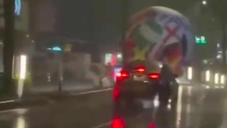 Τεράστια μπάλα του Μουντιάλ κυλάει σε δρόμο κατά τη διάρκεια καταιγίδας στο Ελ Σαλβαδόρ! (vid)
