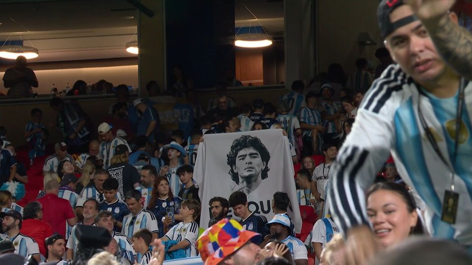 Από τον Μαραντόνα στον Μέσι: Τα φοβερά πανό των φιλάθλων της «Αλμπισελέστε» (vid)
